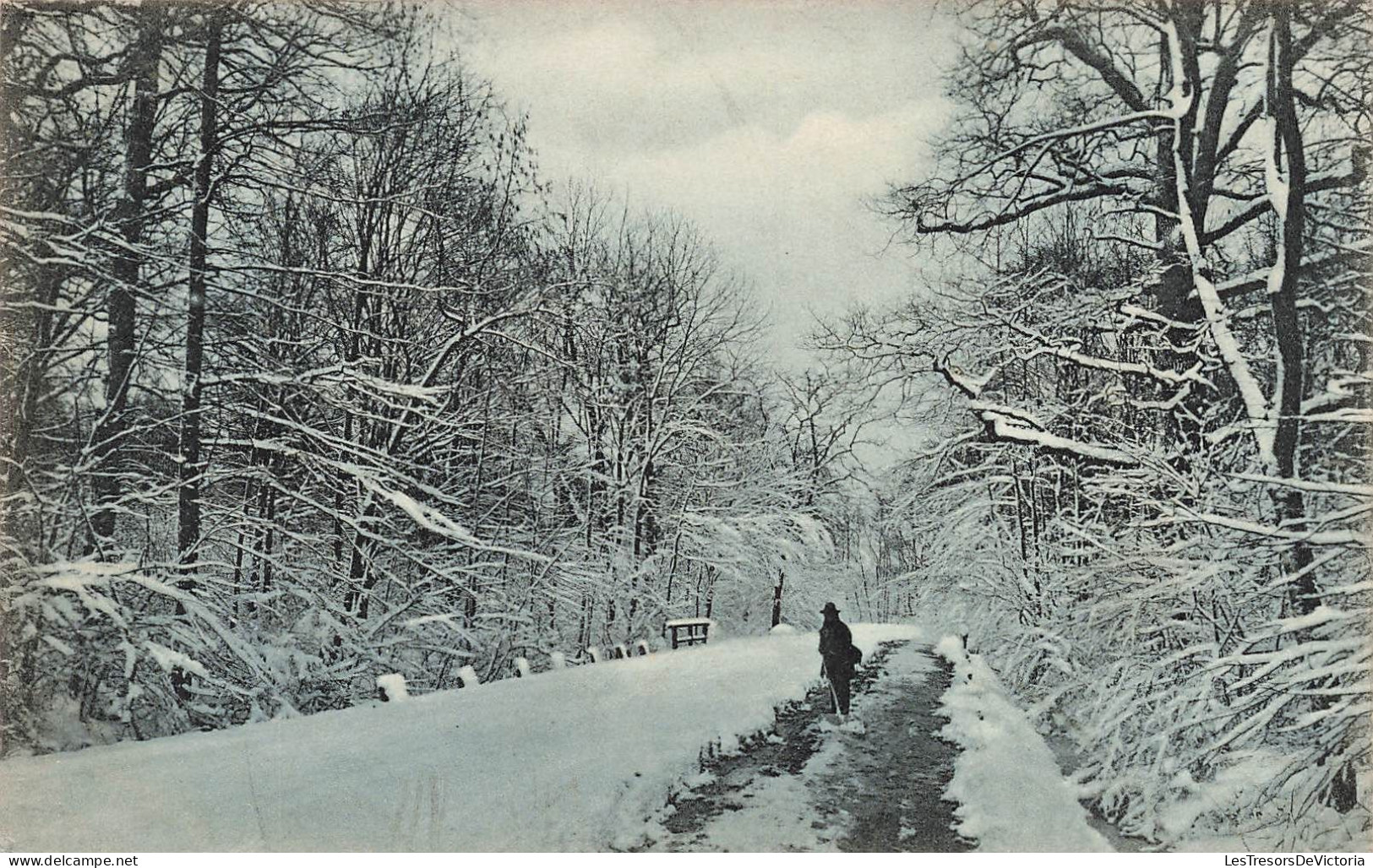 FANTAISIES - Une Personne Marchant Dans La Neige - Carte Postale Ancienne - Altri & Non Classificati