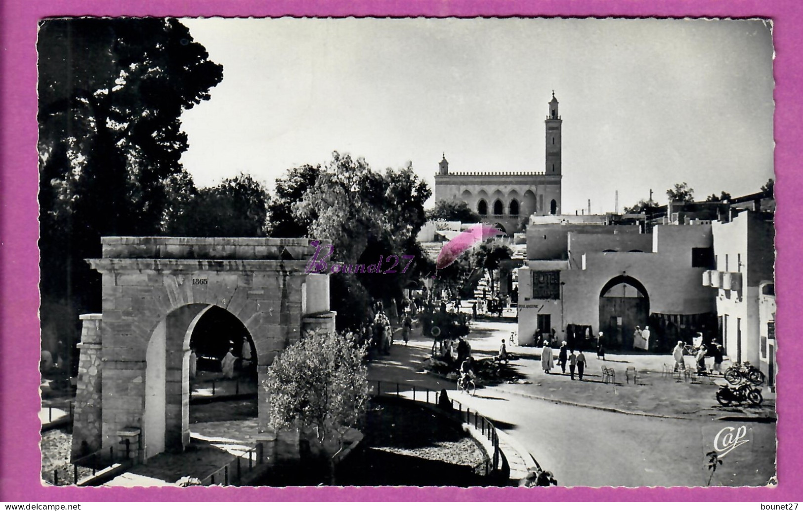 CPSM ALGERIE - LAGHOUAT - 556.  Le Monument Aux Morts Et La Mosquée Animé Dans La Rue - Laghouat