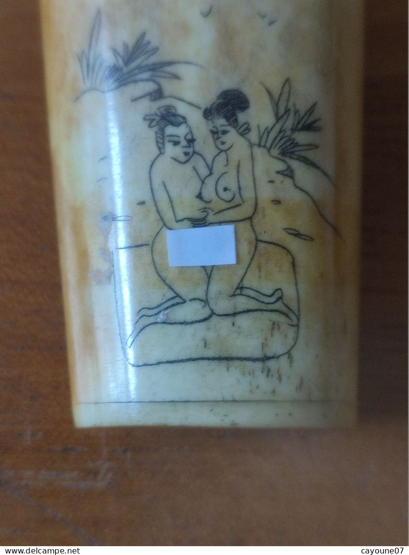 Deux tabatières décor érotique Chine ou Japon snuff  box curiosa bouteille flacon à tabac