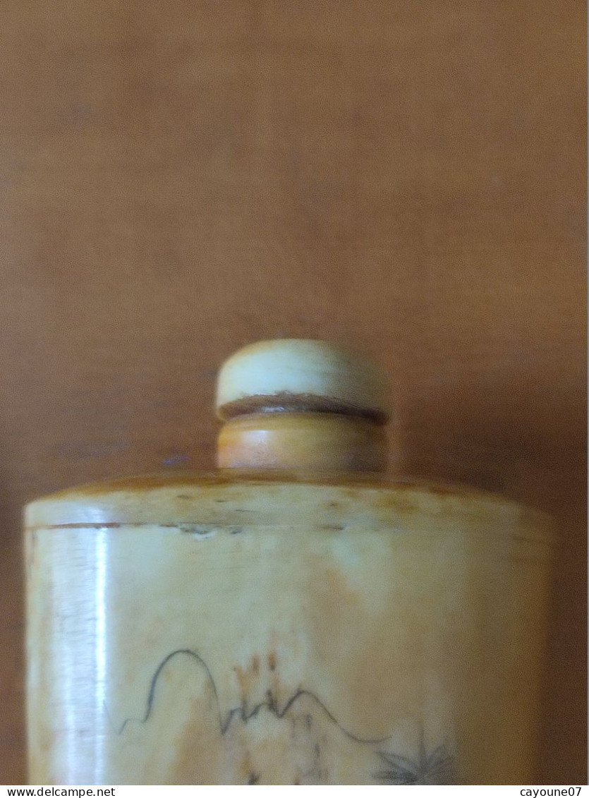 Deux tabatières décor érotique Chine ou Japon snuff  box curiosa bouteille flacon à tabac