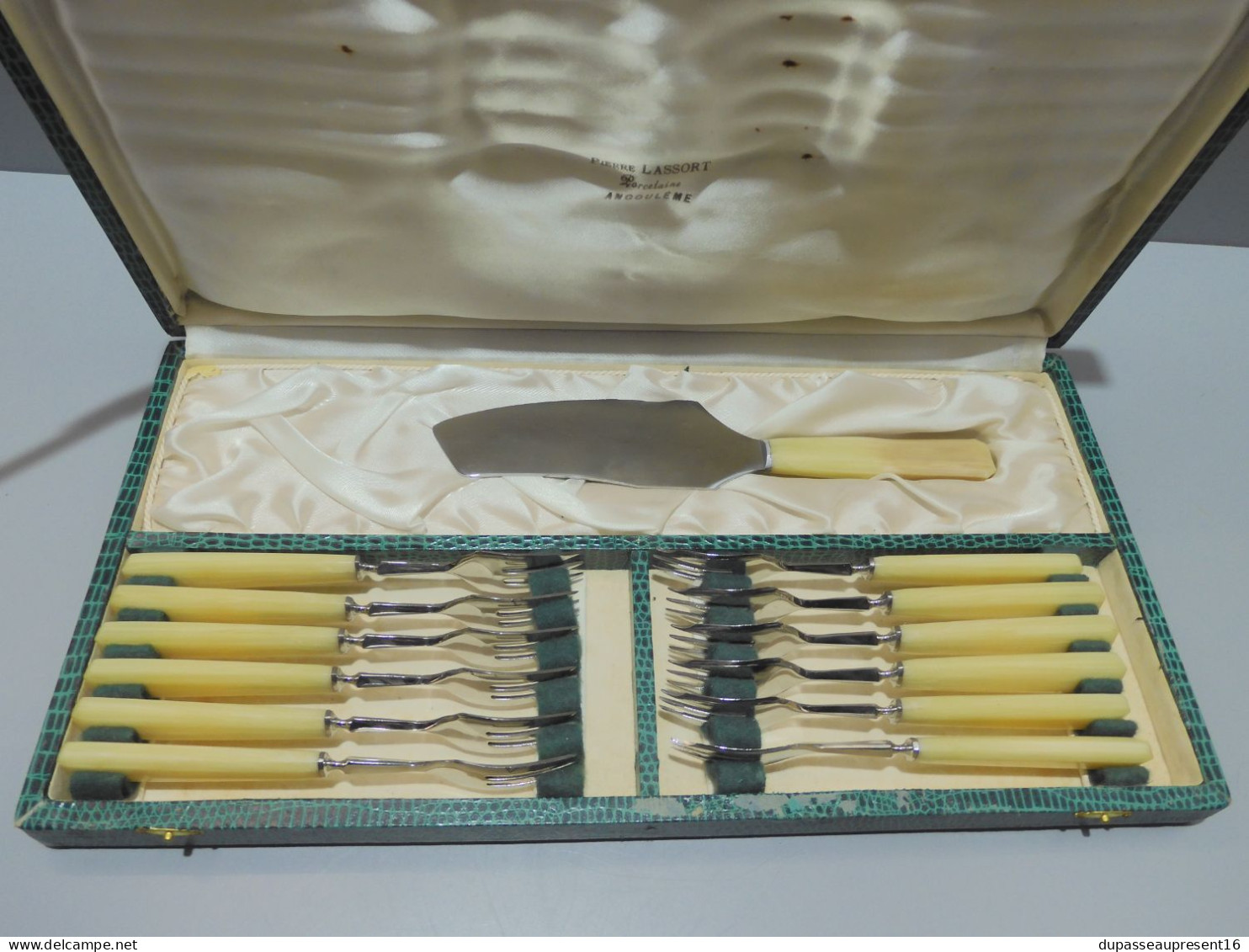 -ANCIEN SERVICE A GATEAUX COFFRET PIERRE LASSORT PORCELAINE ANGOULEME    E - Sonstige & Ohne Zuordnung