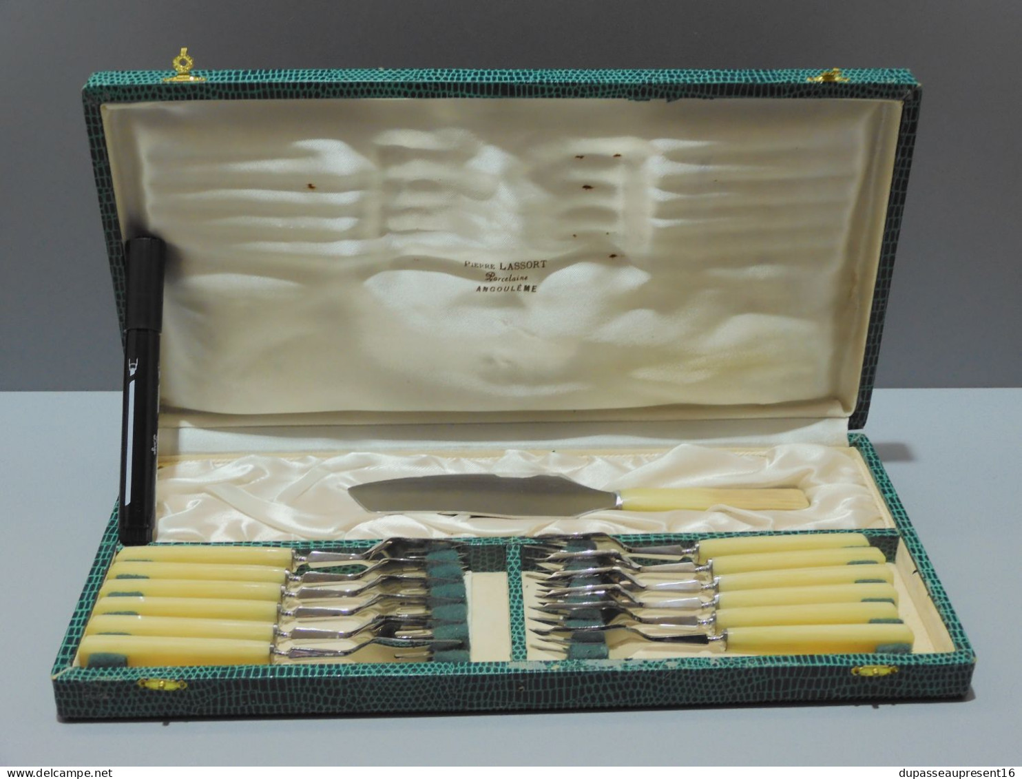 -ANCIEN SERVICE A GATEAUX COFFRET PIERRE LASSORT PORCELAINE ANGOULEME    E - Autres & Non Classés