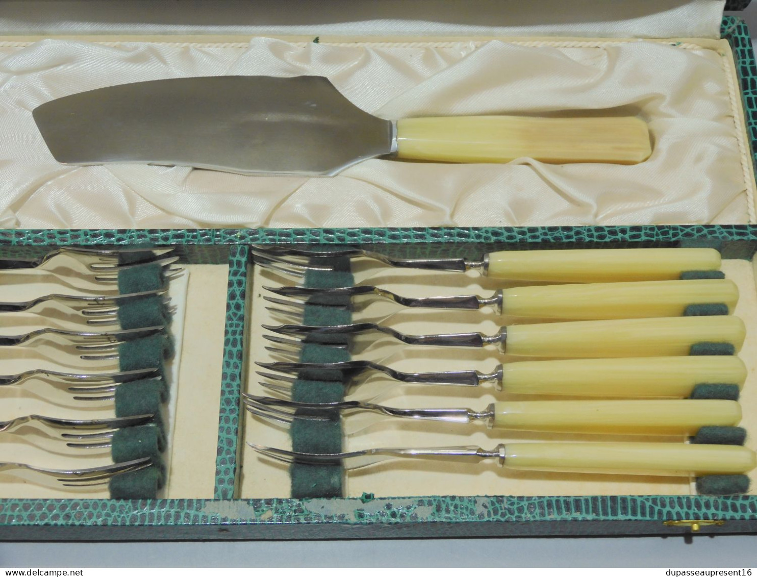 -ANCIEN SERVICE A GATEAUX COFFRET PIERRE LASSORT PORCELAINE ANGOULEME    E