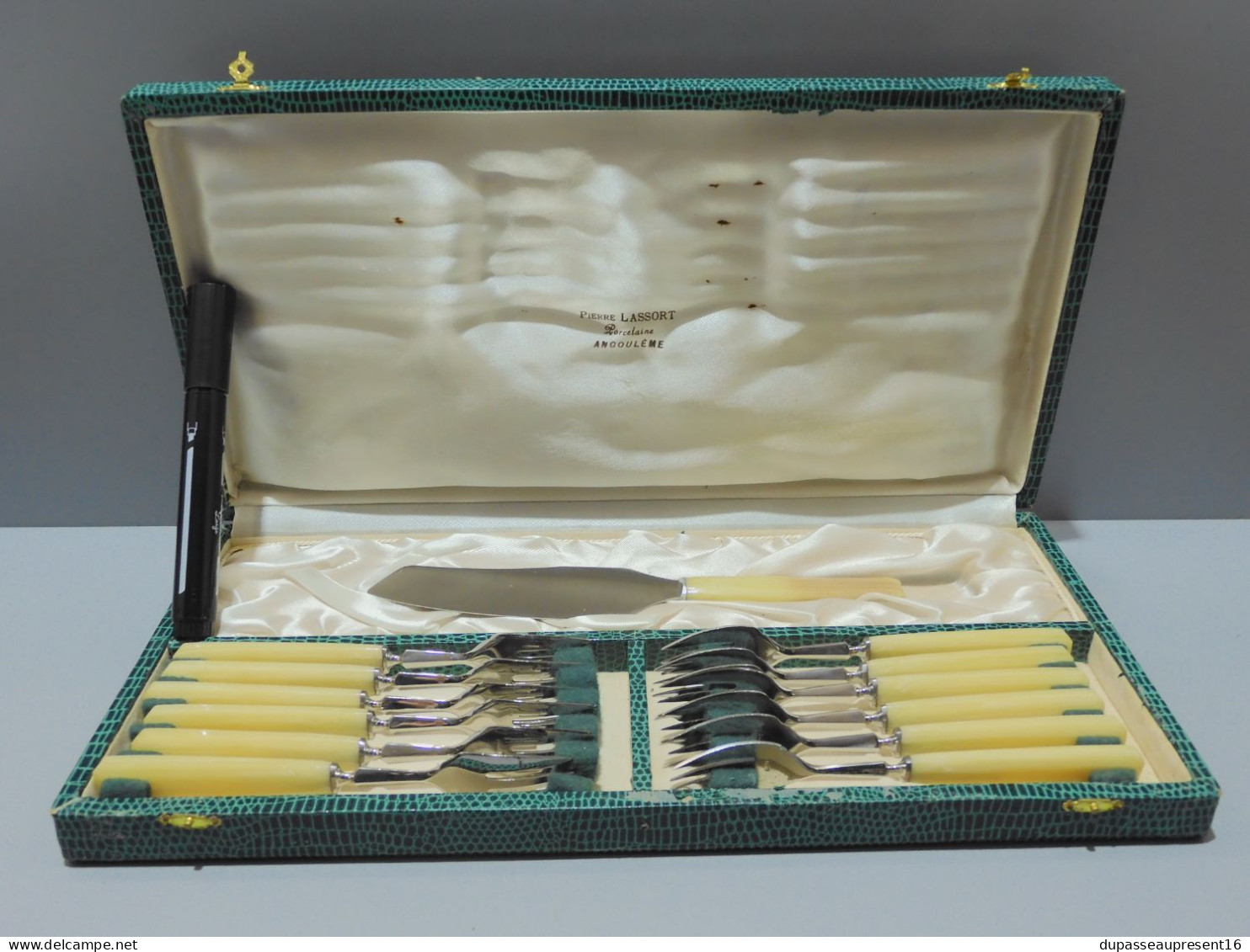 -ANCIEN SERVICE A GATEAUX COFFRET PIERRE LASSORT PORCELAINE ANGOULEME    E