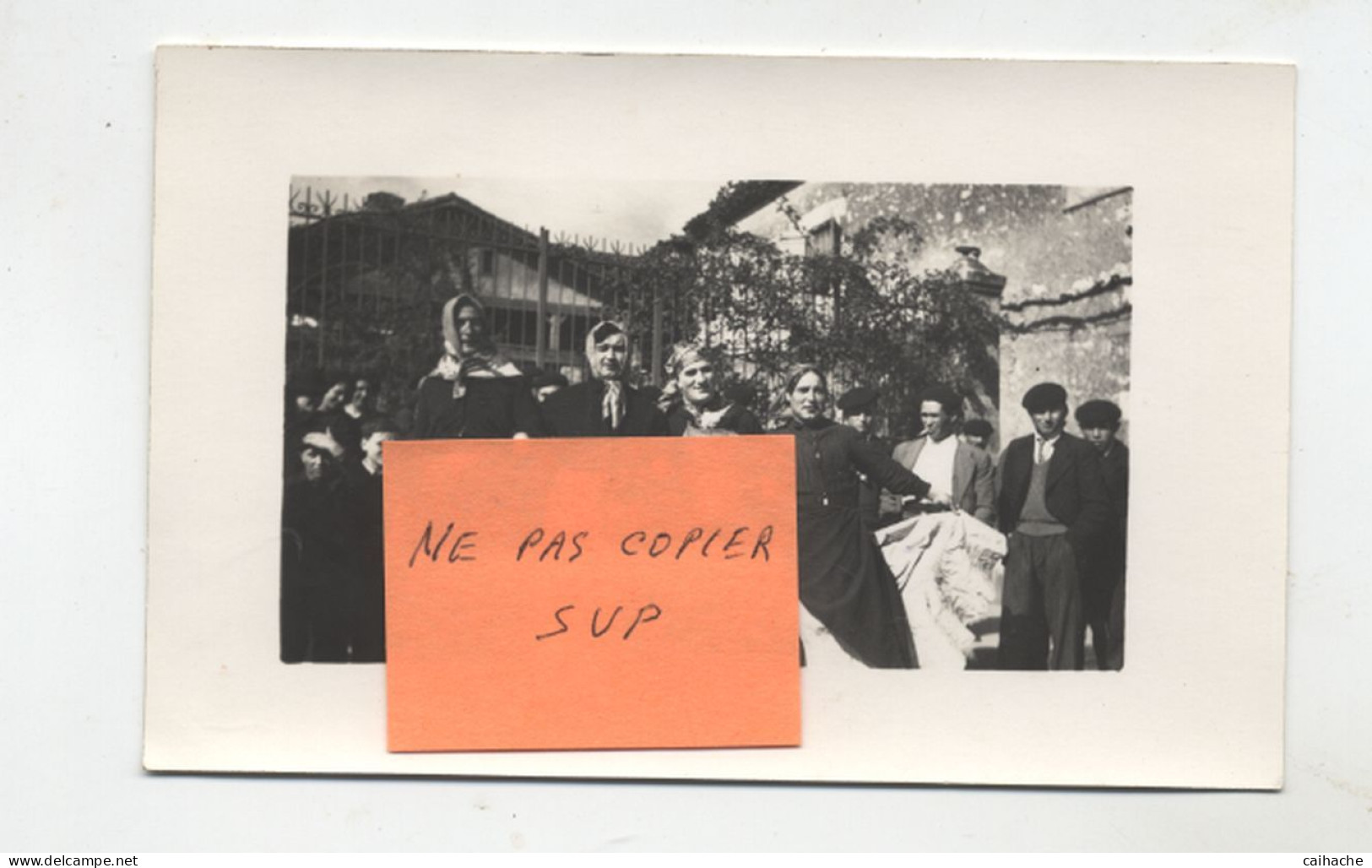 32 - VIC FEZENSAC - Carte Photo - Groupe Devant Le Club Taurin  - - Vic-Fezensac