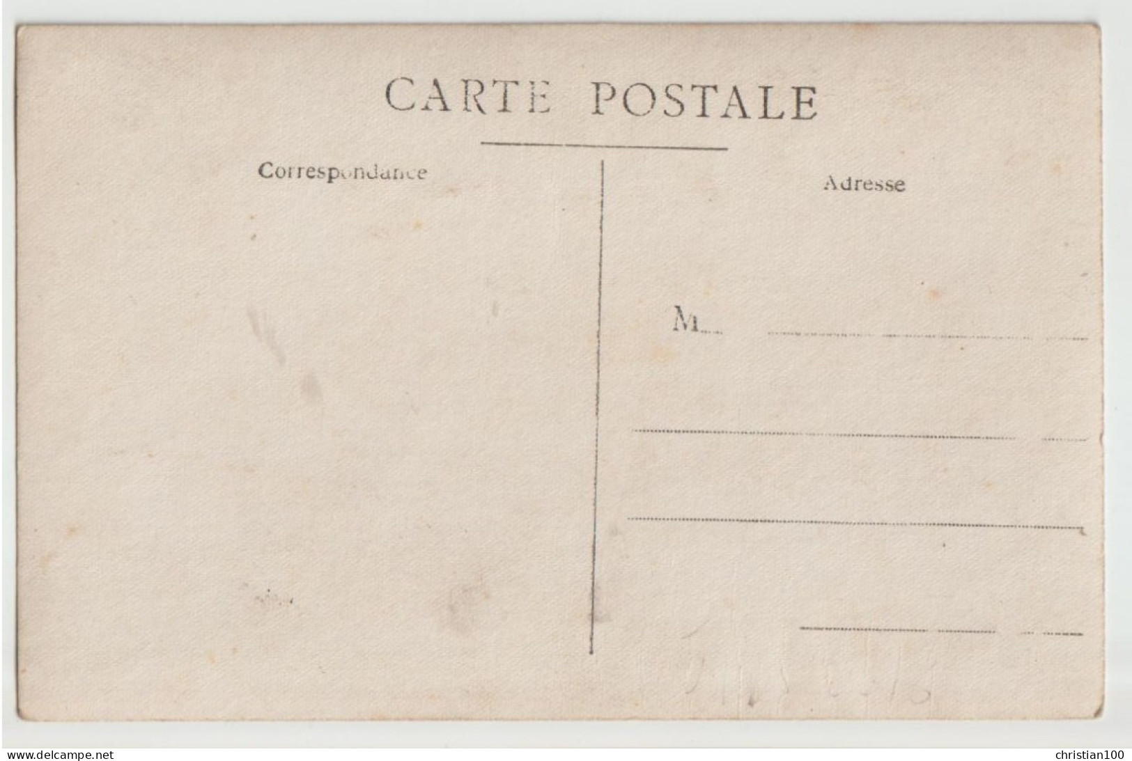 CARTE PHOTO  CAFE DU COUCOU - BARRIQUE DE VIGNERON - CHARRETTE AGRICOLE - HARNAIS - PAYSANS ET MILITAIRES - 2 SCANS - - Cafes