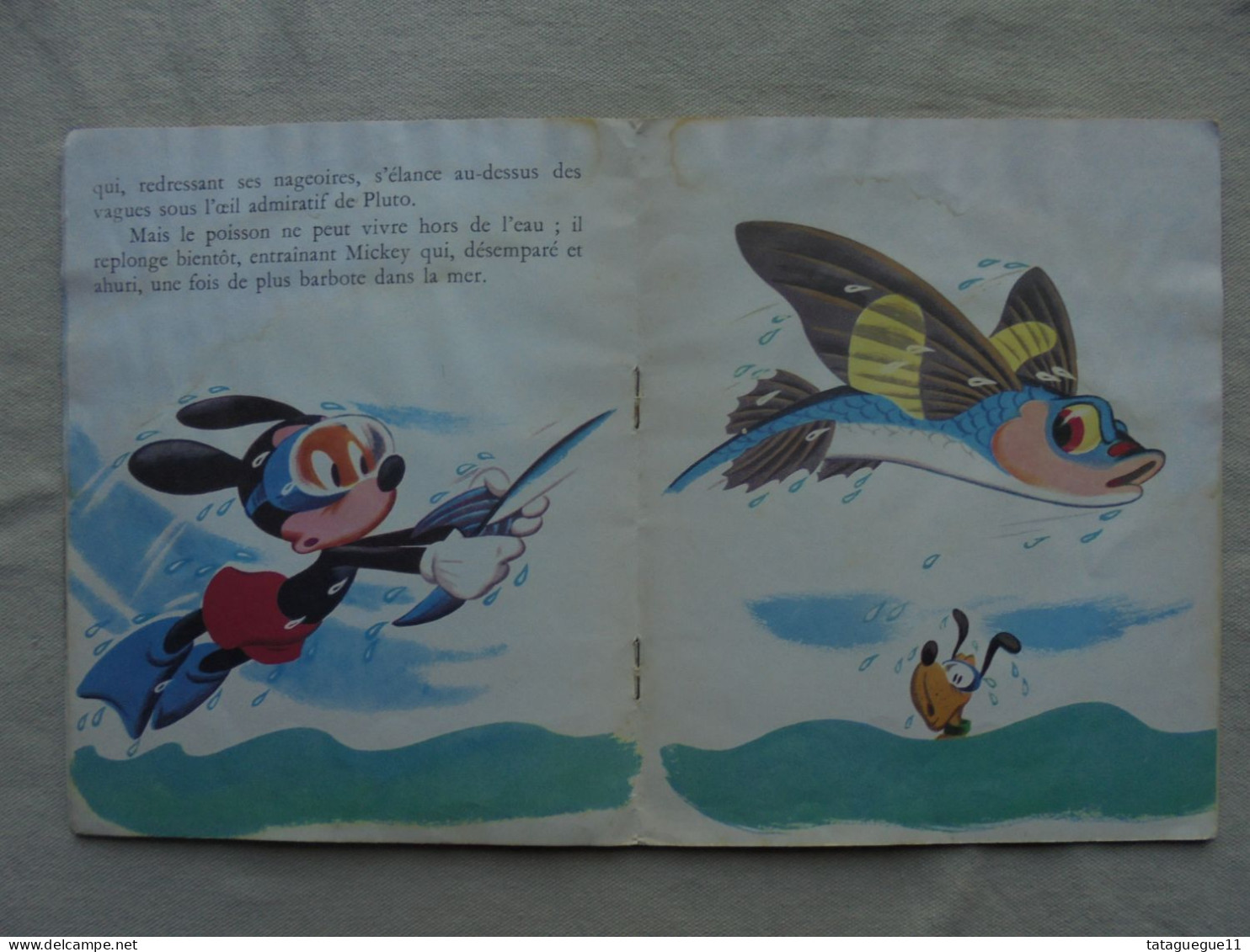 Ancien - Un Petit Livre d'Argent Mickey et Pluto chasseurs sous-marins 1963