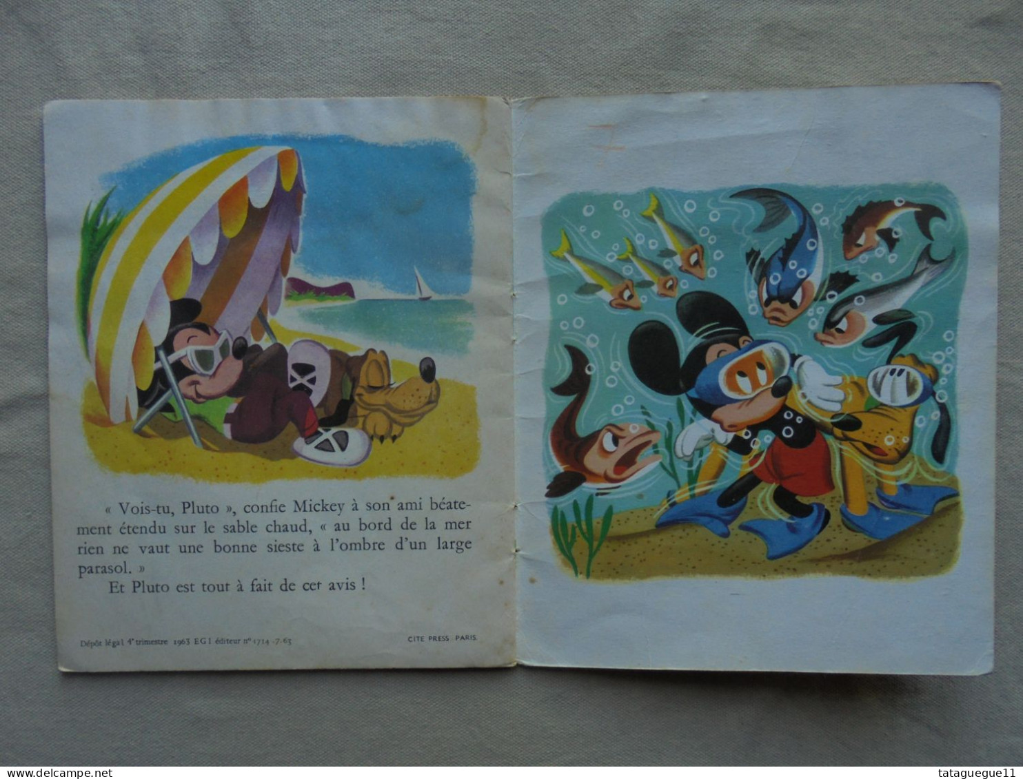 Ancien - Un Petit Livre d'Argent Mickey et Pluto chasseurs sous-marins 1963