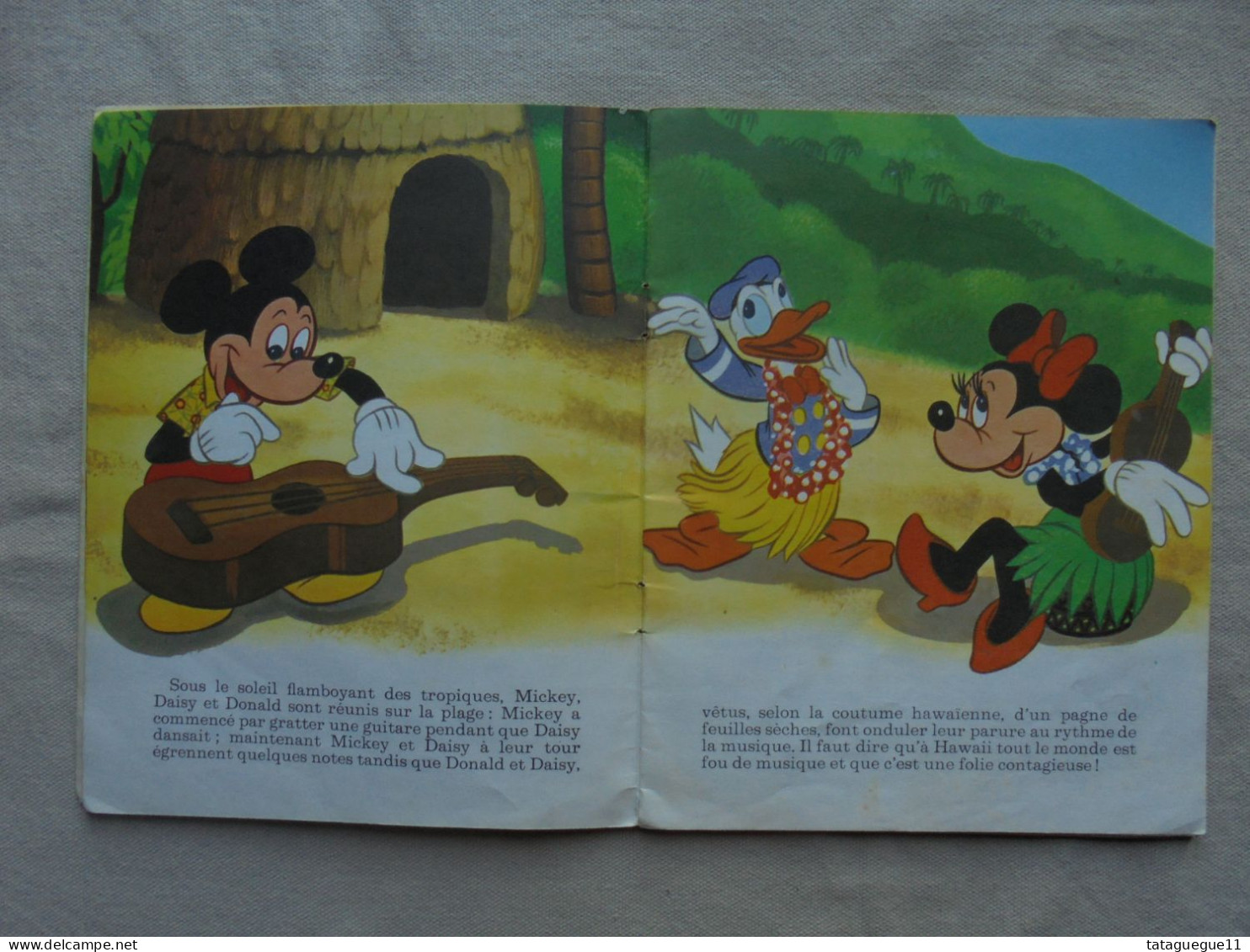 Ancien - Un Petit Livre D'Argent Mickey En Vacances 1966 - Disney