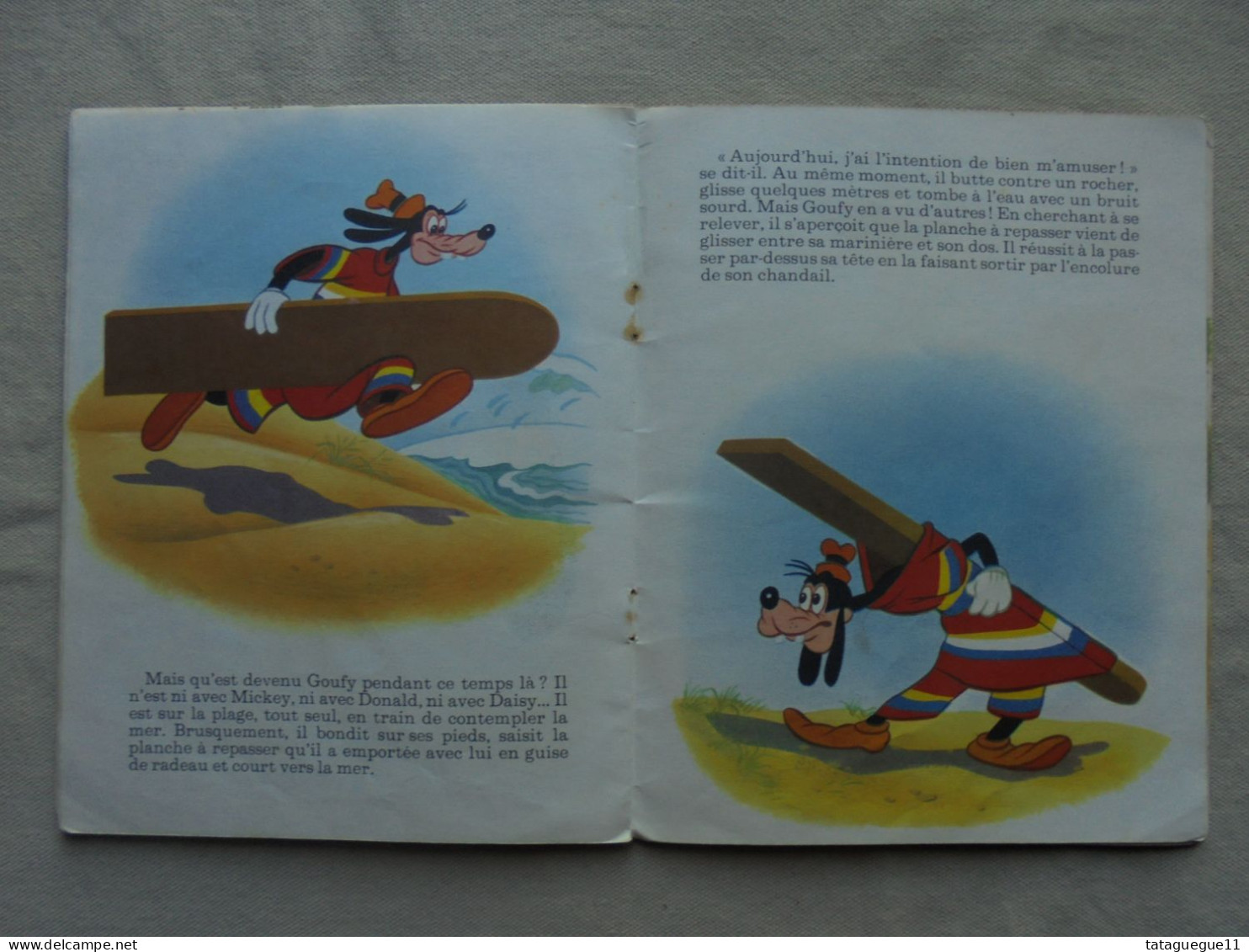 Ancien - Un Petit Livre d'Argent Mickey en vacances 1966
