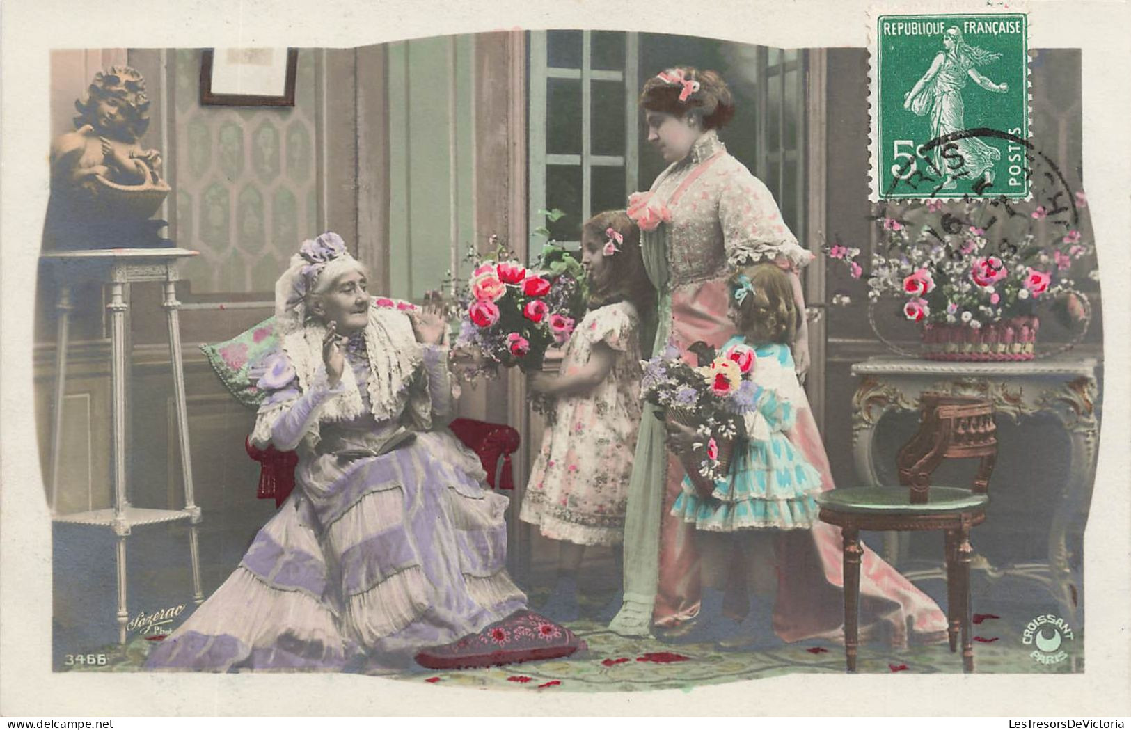 ENFANTS - Scène - Fillettes Et Leur Mère Offrant Des Fleurs à Leur Grand Mère - Carte Postale Ancienne - Scene & Paesaggi