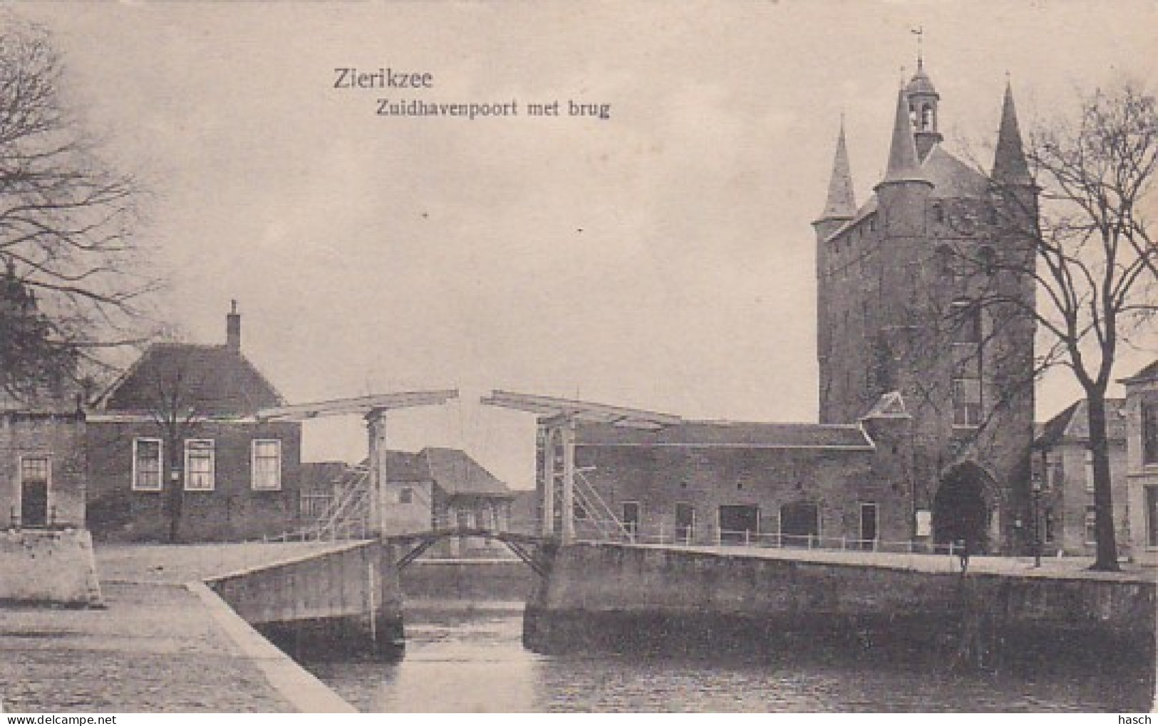 260363Zierikzee, Zuidhavenpoort Met Brug. (vouwtje Zie Achterkant En Hoeken) - Zierikzee