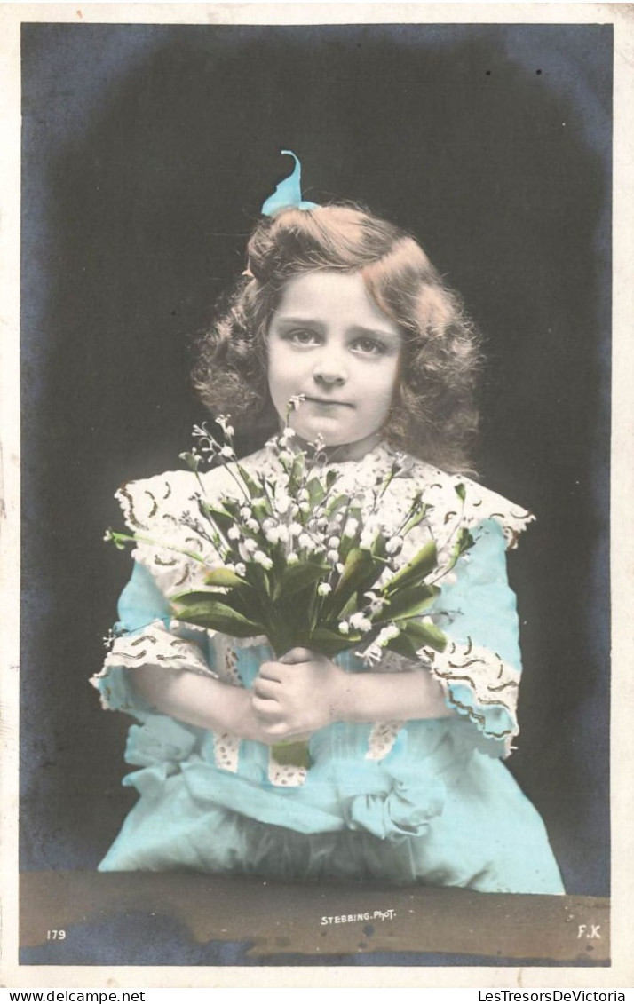 ENFANT - Fillette Avec Un Bouquet De Fleurs - Robe Bleue - Carte Postale Ancienne - Taferelen En Landschappen