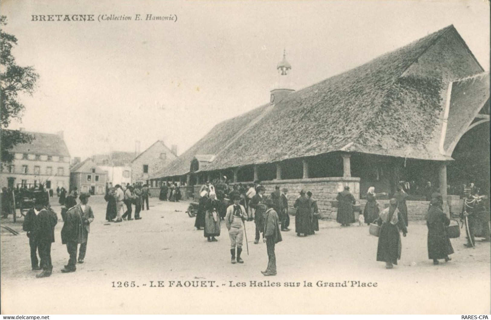 56 LE FAOUET - LES HALLES SUR LA GRAND PLACE - Le Faouet