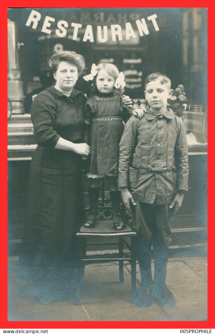 * Cp Photo - Femme Et Ses Enfants Devant Un Restaurant - Fillette Garçon - Fille Woman Lady Frau - Restaurants