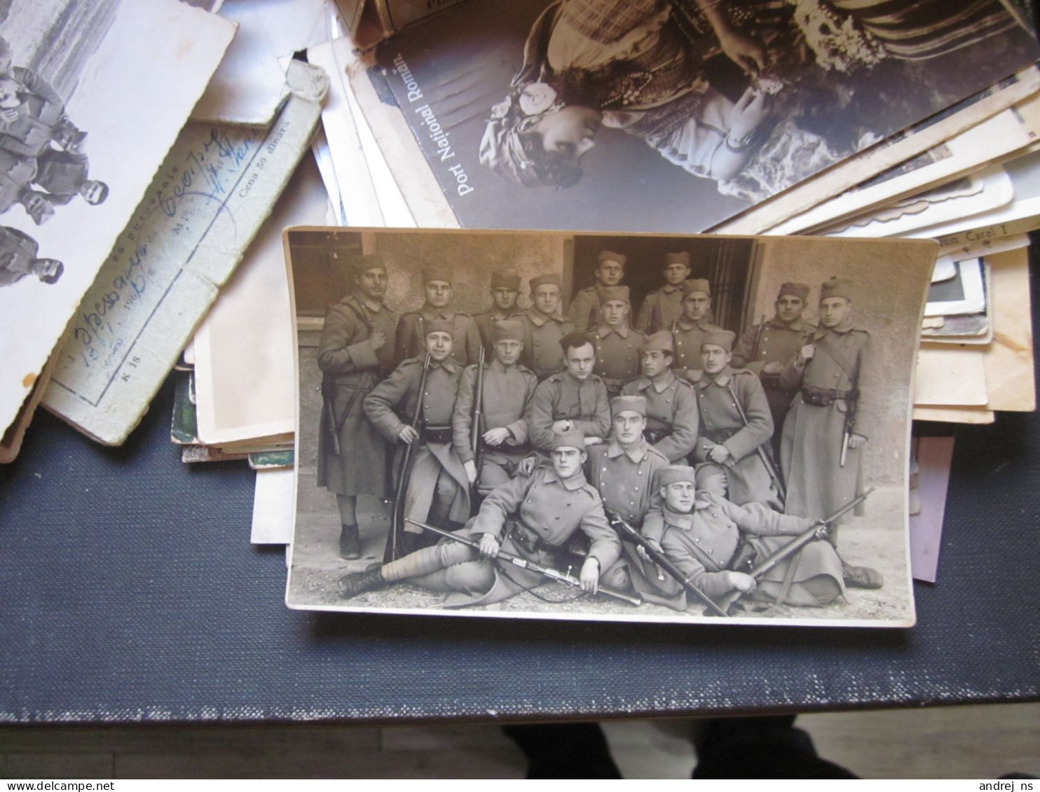 Serbian Soldiers Uniforms Group With Guns - Serbie