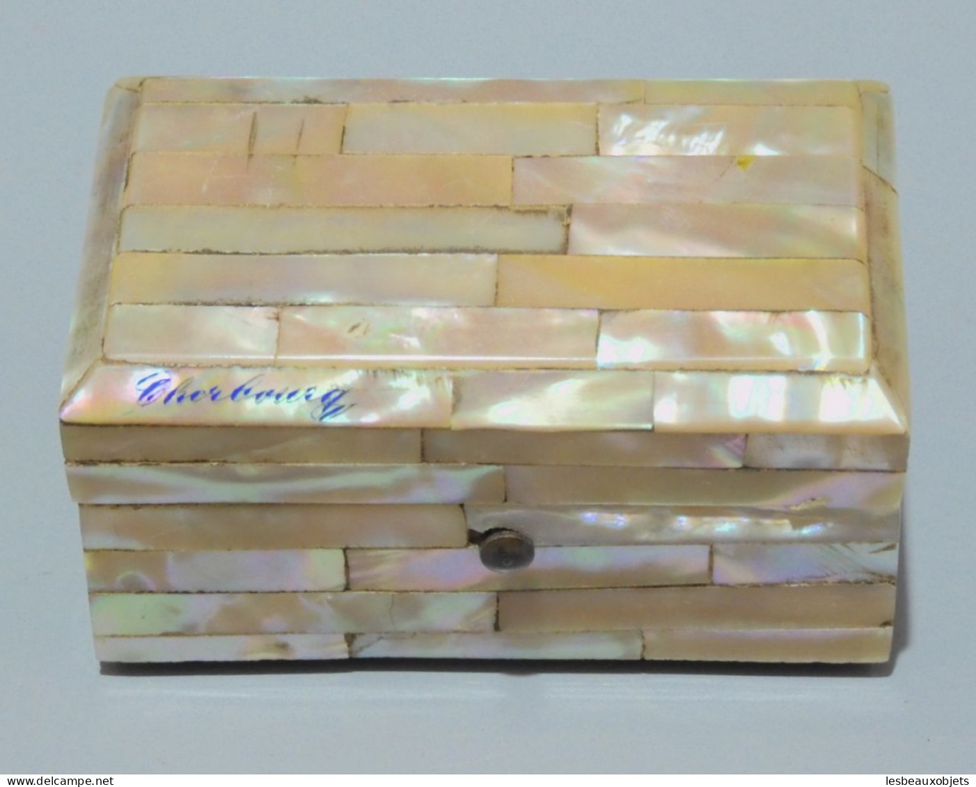 - JOLIE PETITE BOITE MARQUETERIE DE NACRE SOUVENIR De CHERBOURG COLLECTION   E - Boxes