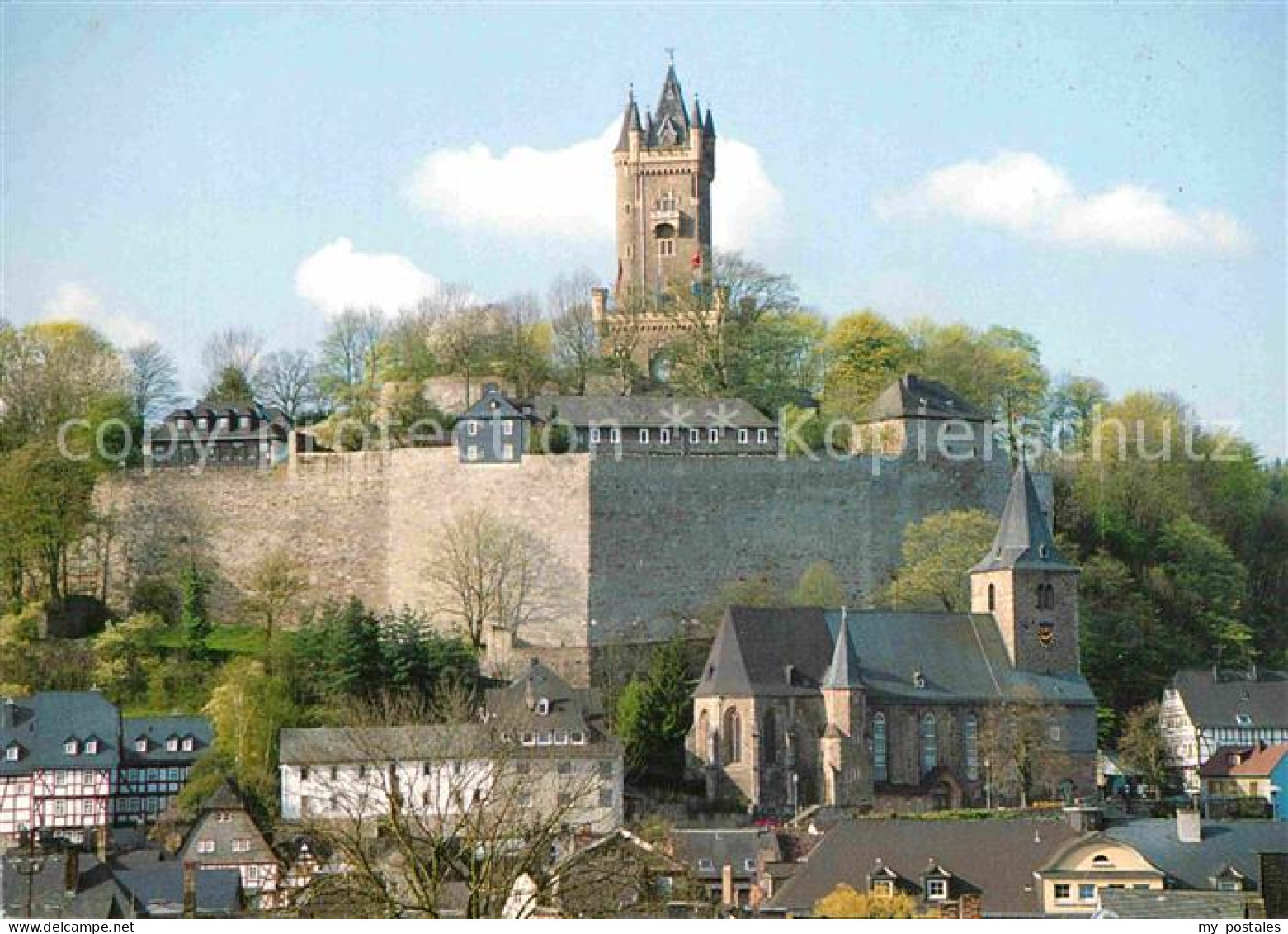 72772429 Dillenburg Schlossberg Mit Wilhelmsturm Hohe Mauer Und Ev Stadtkirche D - Dillenburg