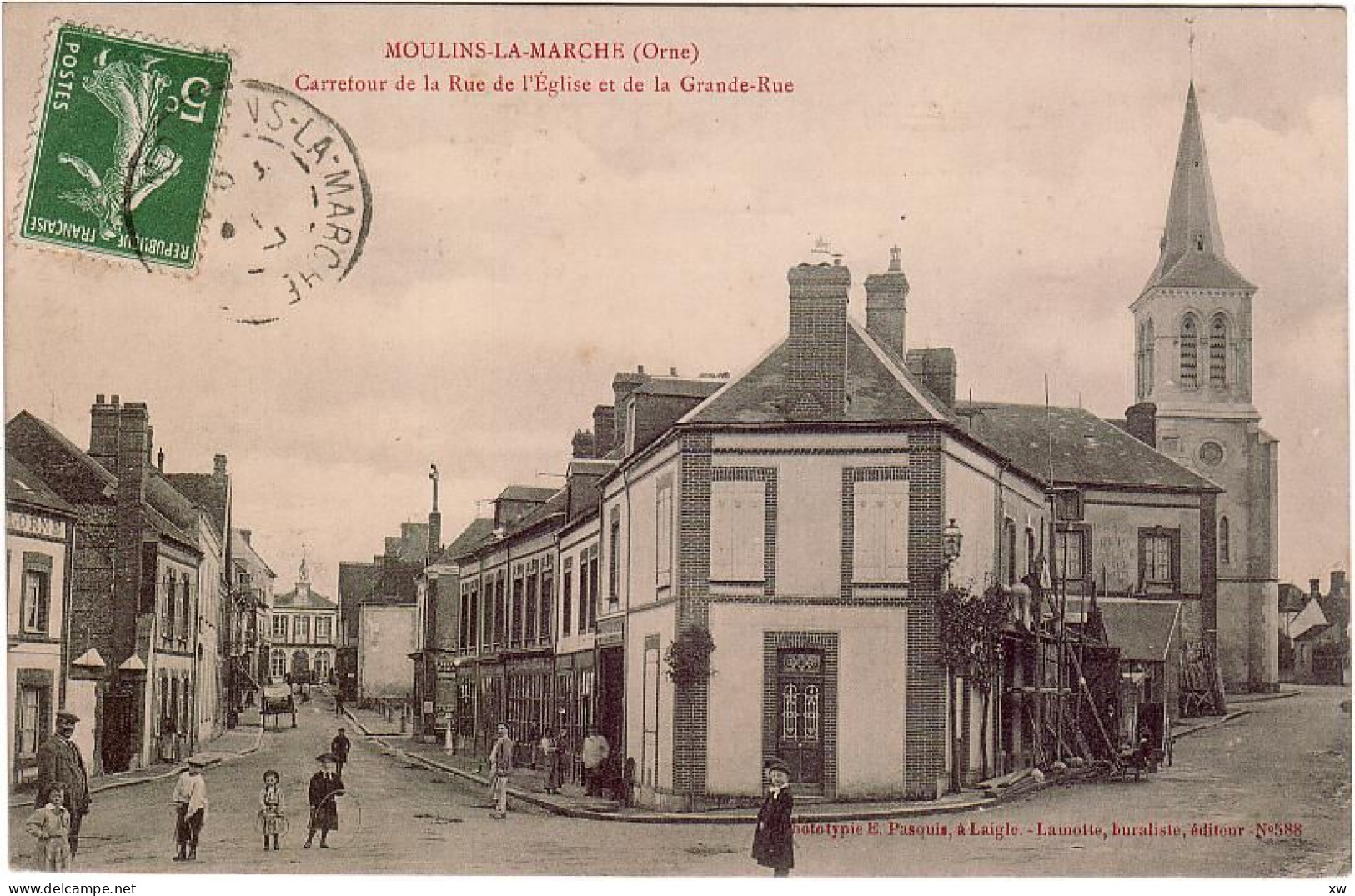 MOULINS-la-MARCHE -61- Carrefour De La Rue De L'Eglise Et De La Grande-Rue - Animation - D2762 - Moulins La Marche