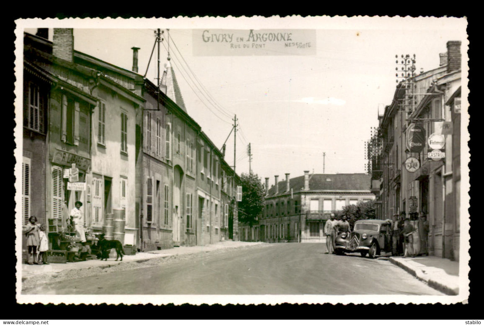 51 - GIVRY-EN-ARGONNE - RUE DU PONT - MAGASIN R. LABARE - PANNEAU CITROEN - TRACTION 3371 KJ 4 - POMPE A ESSENCE AZUR - Givry En Argonne