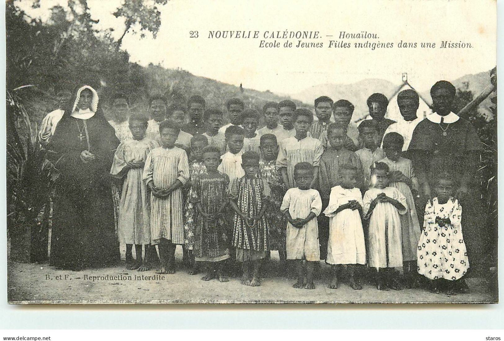 Nouvelle Calédonie - HOUAÏLOU - Ecole De Jeunes Filles Indigènes Dans Une Mission - Nouvelle-Calédonie