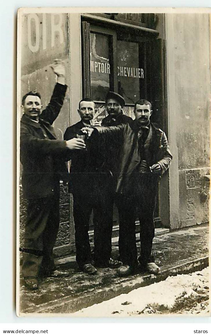 Carte Photo à Localiser - Hommes Trinquant Devant Un Café Comptoir Chevalier - Cafés