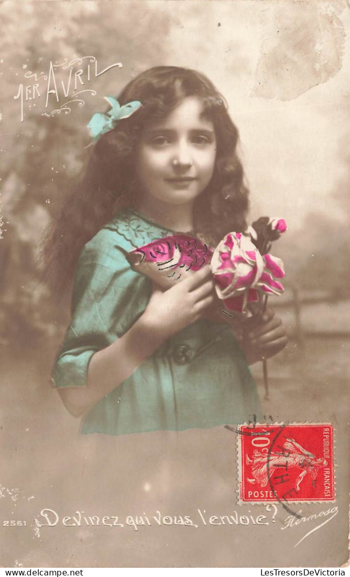 FÊTES - VŒUX -  1er Avril - Devinez Qui Vous L'envoie - Petite Fille Avec Un Poisson Et Rose - Carte Postale Ancienne - April Fool's Day