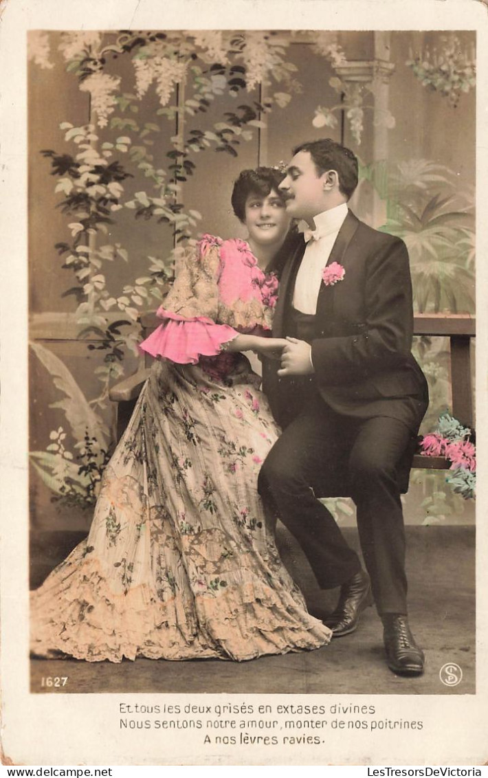 COUPLES - Nous Sentons Notre Amour - Couple Se Câlinant - Carte Postale Ancienne - Couples