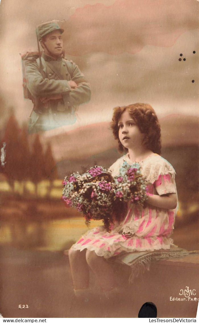 FANTAISIES - Hommes - Une Jeune Fille Qui Pense à Son Père Et Tenant Des Fleurs - Un Militaire - Carte Postale Ancienne - Männer