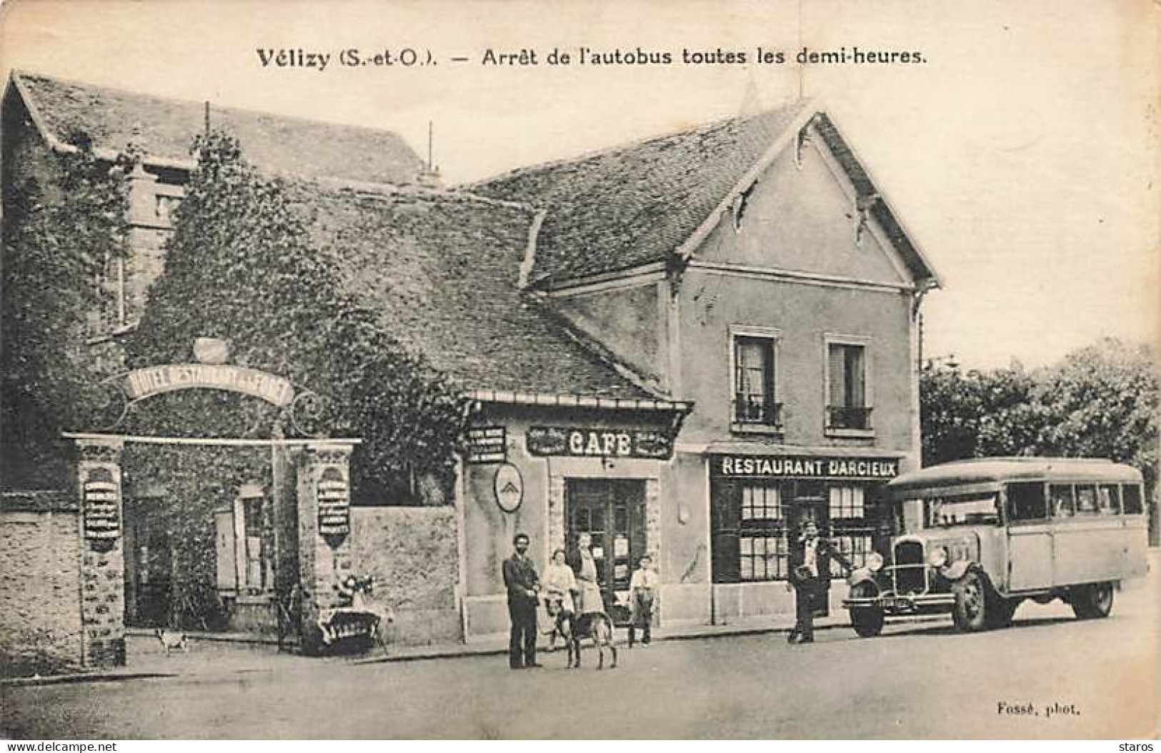 VELIZY - Arrêt De L'Autobus Toutes Les Demi-heures - Café-Restaurant Darcieux - Velizy