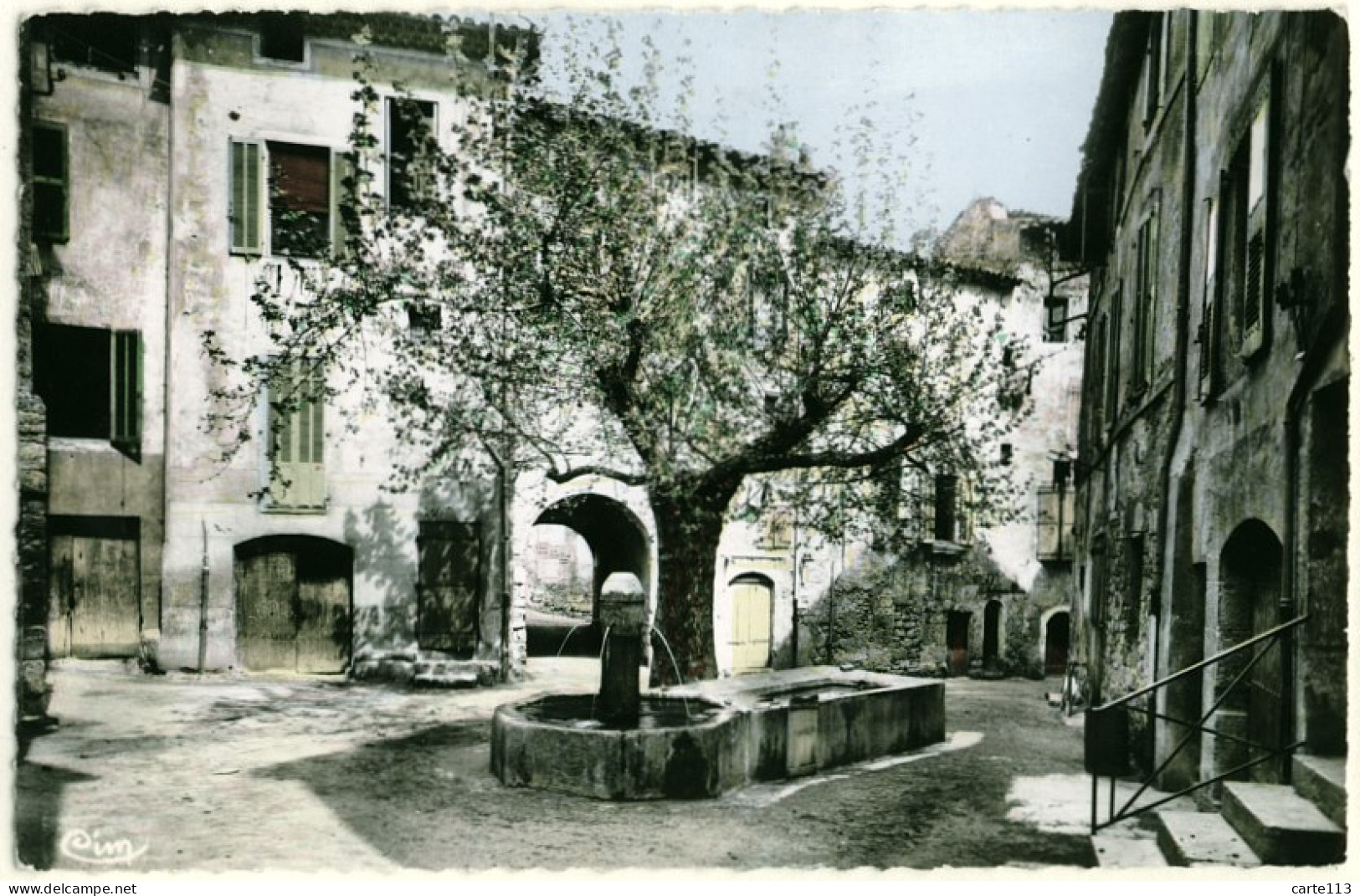 83 - B16243CPSM - BARJOLS - Place De L'arum - Très Bon état - VAR - Barjols