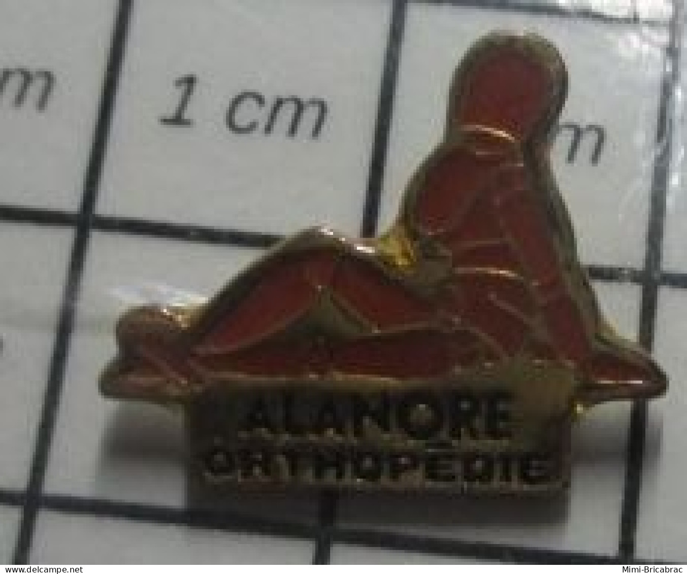 821 Pin's Pins / Beau Et Rare / MEDICAL / MANNEQUIN EN BOIS ORTHOPEDIE ALANORE - Medizin