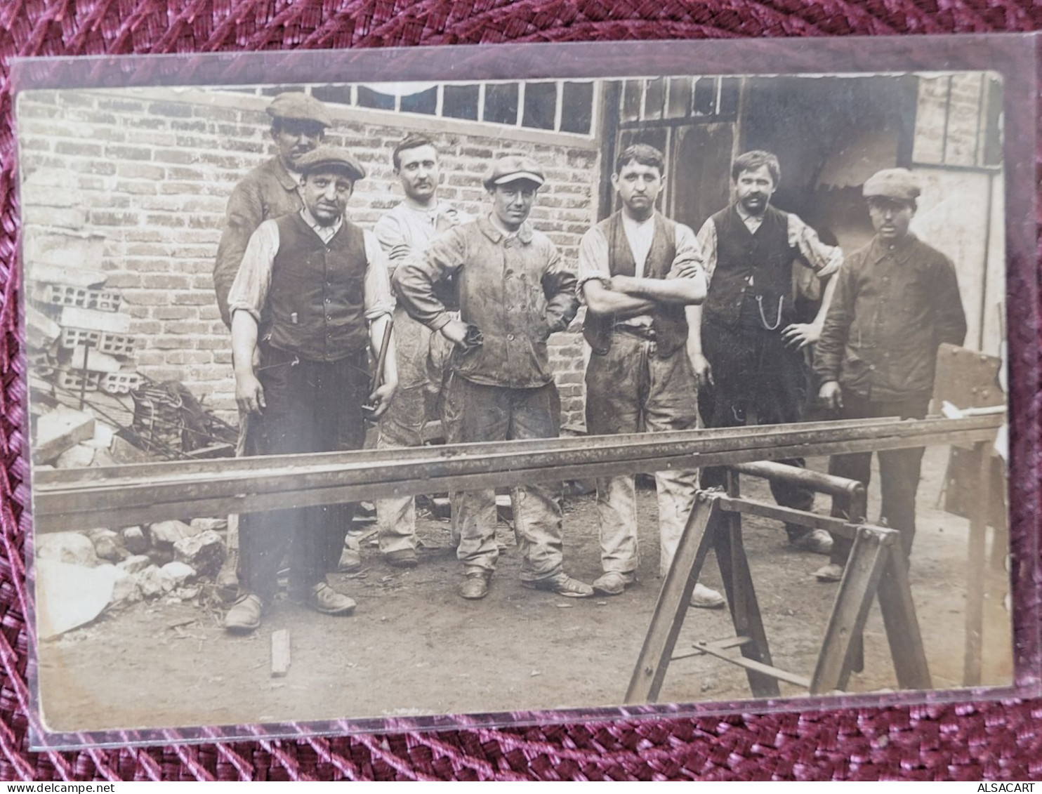 Carte Photo ,  Groupe D'ouvriers , Travail De Métaux , Serruriers Chaudronniers - To Identify