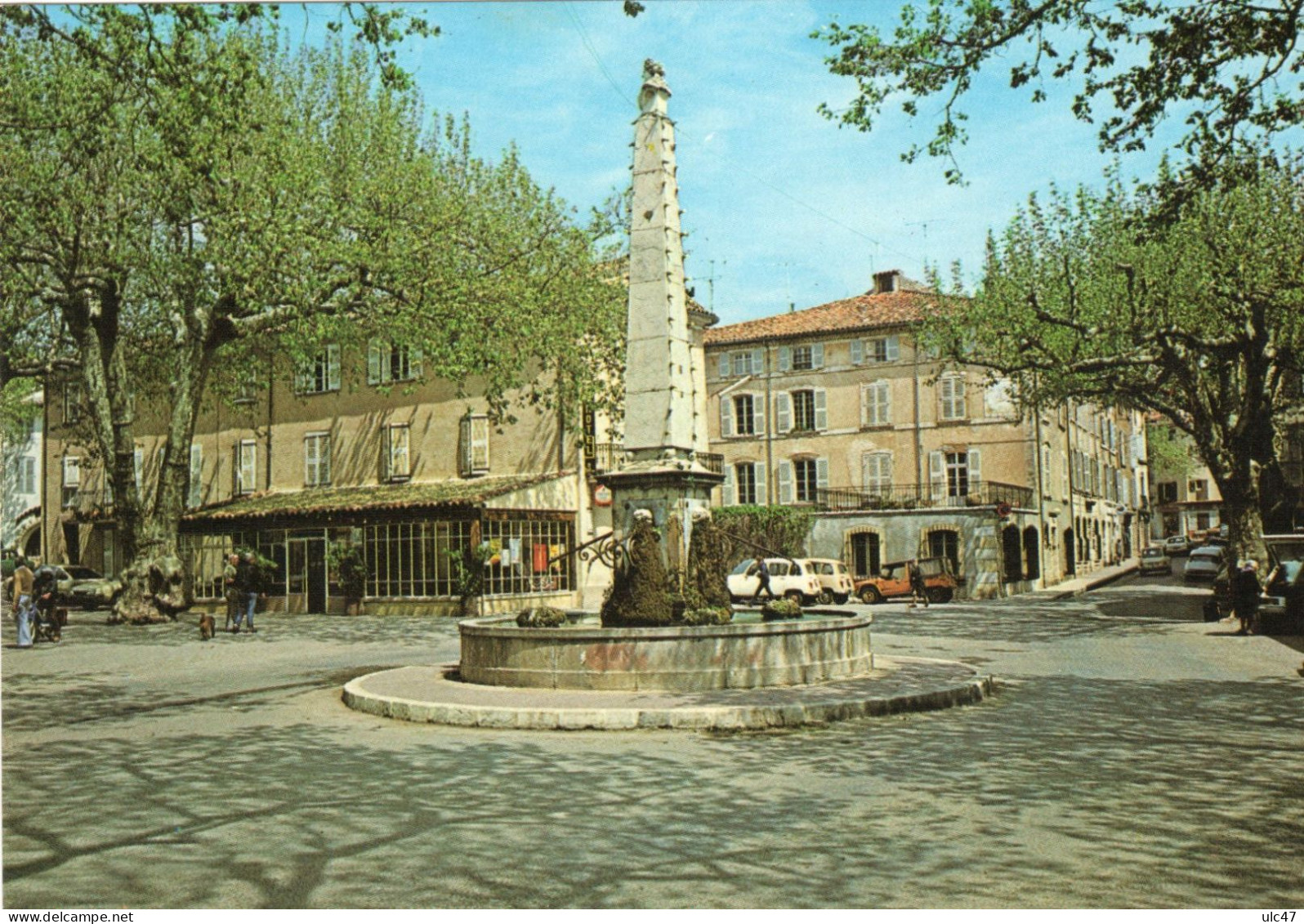 - 83 - AUPS (Var) - La Place Et Sa Fontaine - - Aups