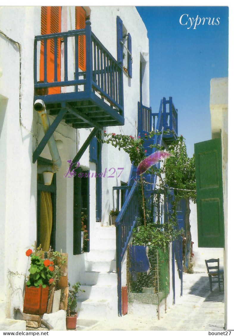 CP CHYPRE CYPRUS - Une Maison Typique Blanche Et Bleue Avec Ses Fleurs - Cyprus