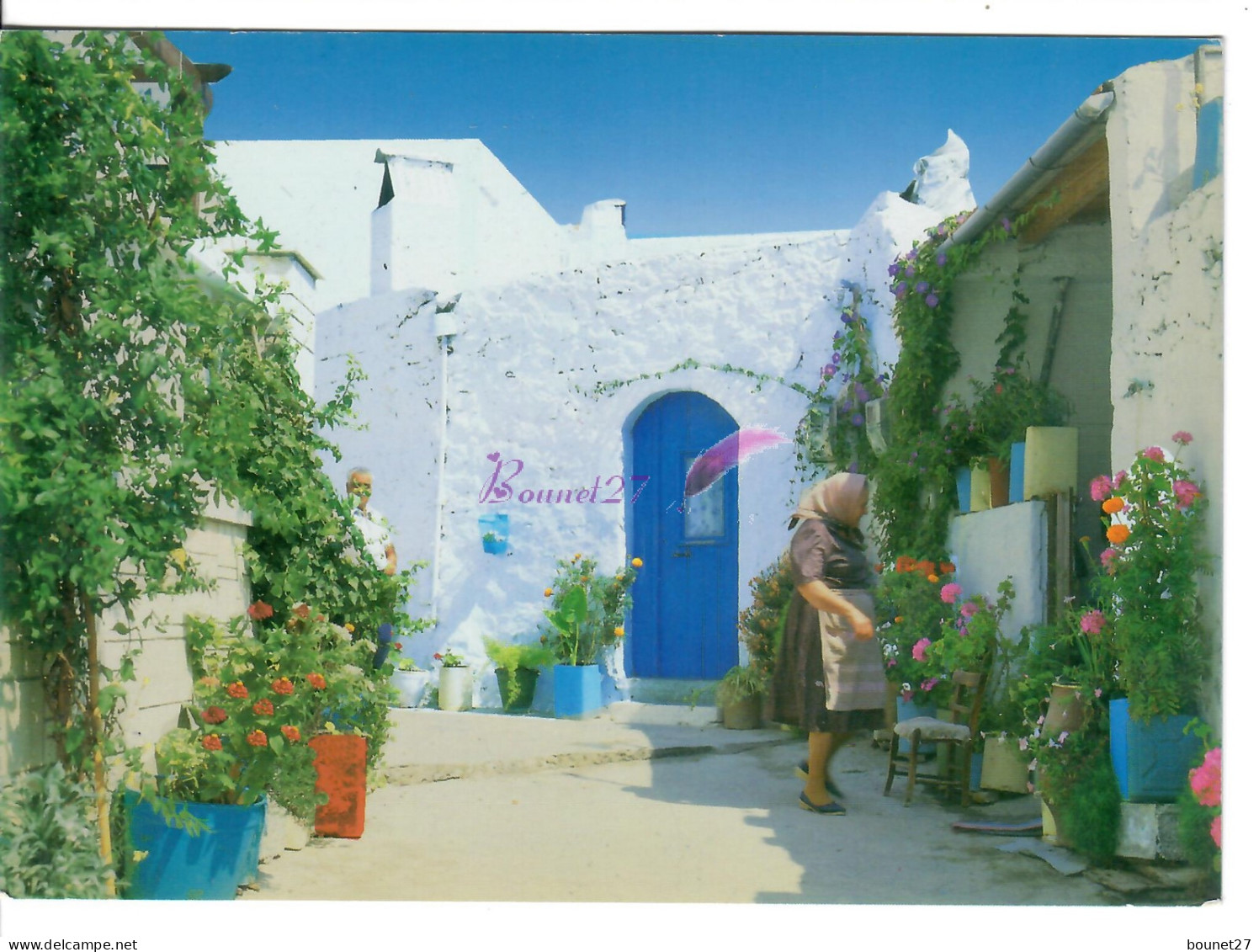 CP CHYPRE CYPRUS - Une Femme Dans Son Patio Avec Ses Fleur Maison Typique Blanche Et Bleue - Cyprus