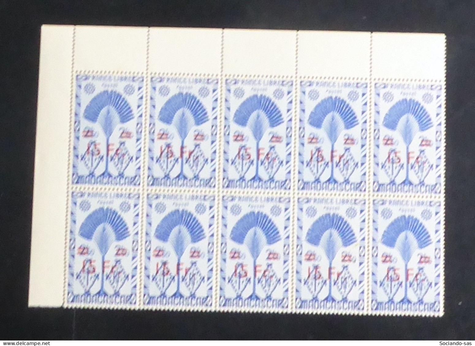 MADAGASCAR - 1945 - N°YT. 297 - Ravenala 15f Sur 2f50 - Bloc De 10 Bord De Feuille - Neuf Luxe** / MNH - Unused Stamps