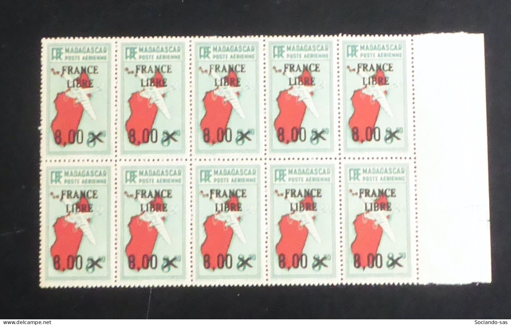 MADAGASCAR - 1942 - PA N°YT. 54 - France Libre 8f Sur 8f50 - Bloc De 10 Bord De Feuille - Neuf Luxe** / MNH - Luchtpost