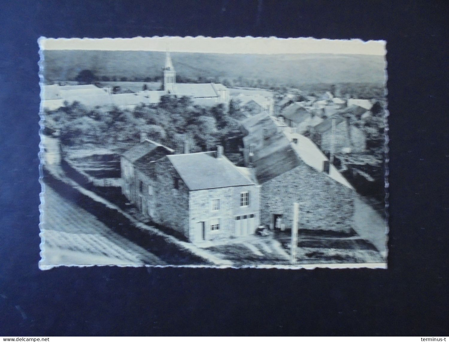 Les Mesnil (Oignies-en-Thiérache). Le Village Vu Du Parapet Du Château D'Eau - Viroinval