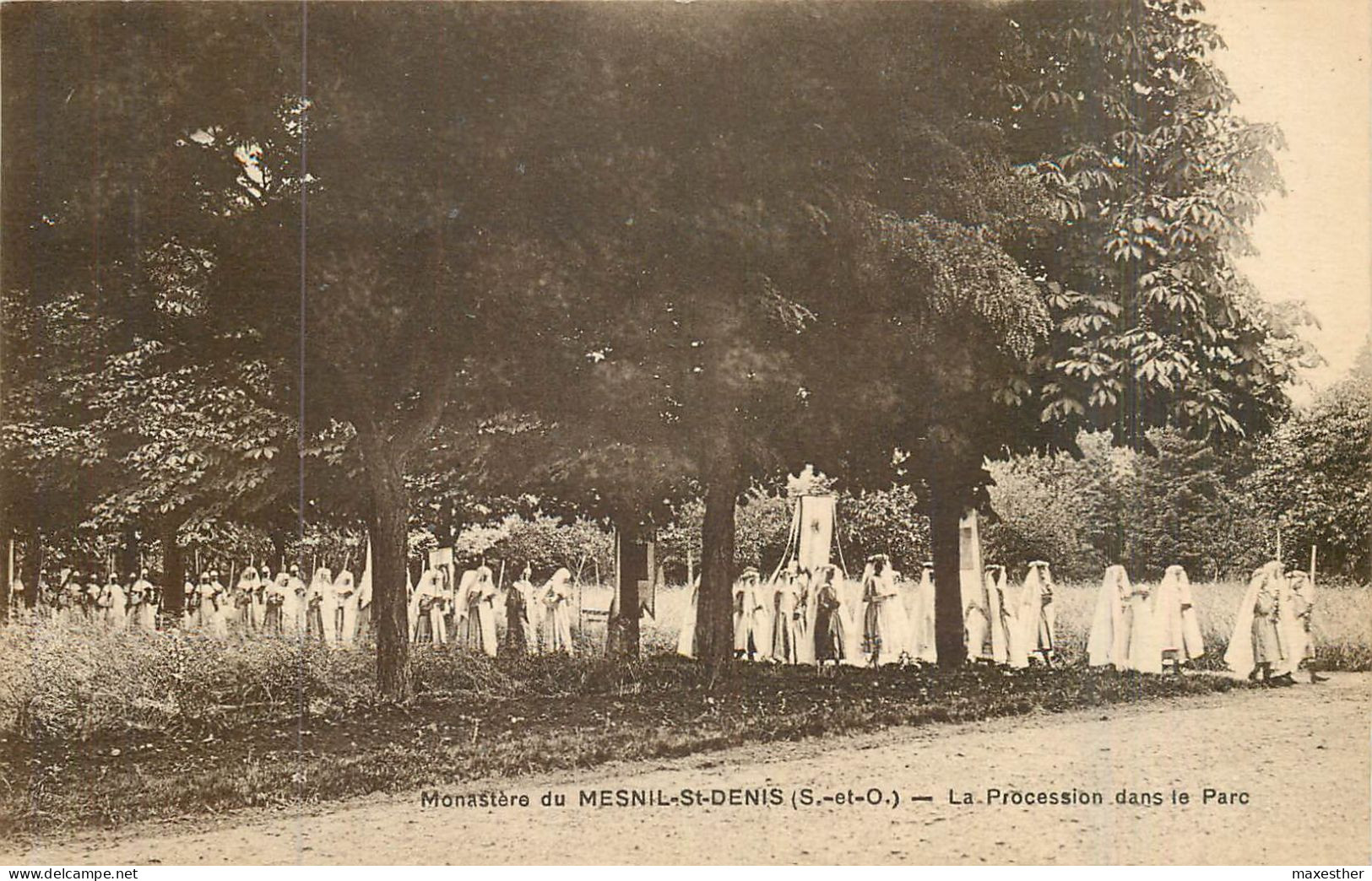 LE MESNIL SAINT DENIS La Procession Dans Le Parc Du Monastère - Le Mesnil Saint Denis