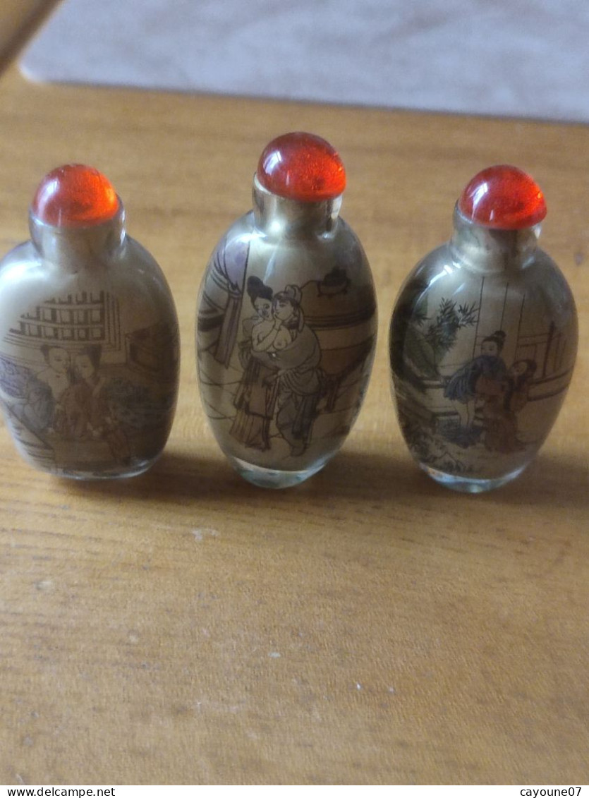 Trois tabatières décor érotique Asie snuff bottle curiosa flacon à tabac en verre peint
