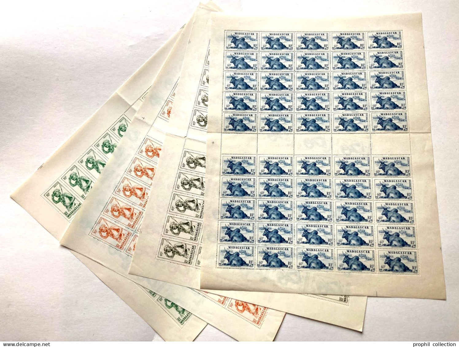 MADAGASCAR - LOT De 4 FEUILLES COMPLETES De 50 TIMBRES NEUF ** DANSEUR DU SUD + ZEBU (VOIR DOS) - Unused Stamps