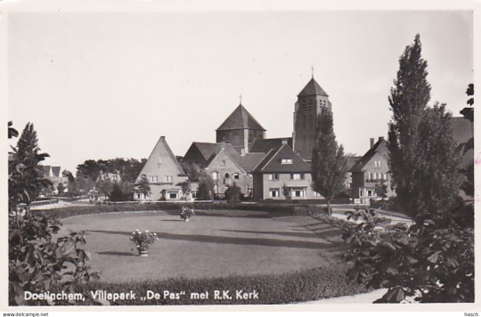 2603824Doetinchem, Villapark De Pas Met R. K. Kerk. (kleine Vouwen In De Hoeken) - Doetinchem