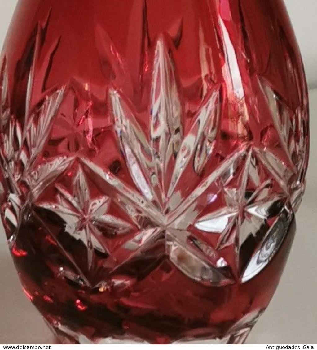 BOTELLA Y VASOS – CRISTAL BOHEMIA TALLADO SOBRE ROJO - Glas & Kristal