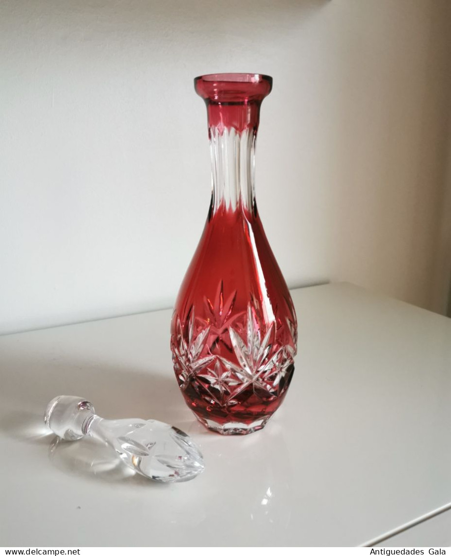 BOTELLA Y VASOS – CRISTAL BOHEMIA TALLADO SOBRE ROJO - Glass & Crystal