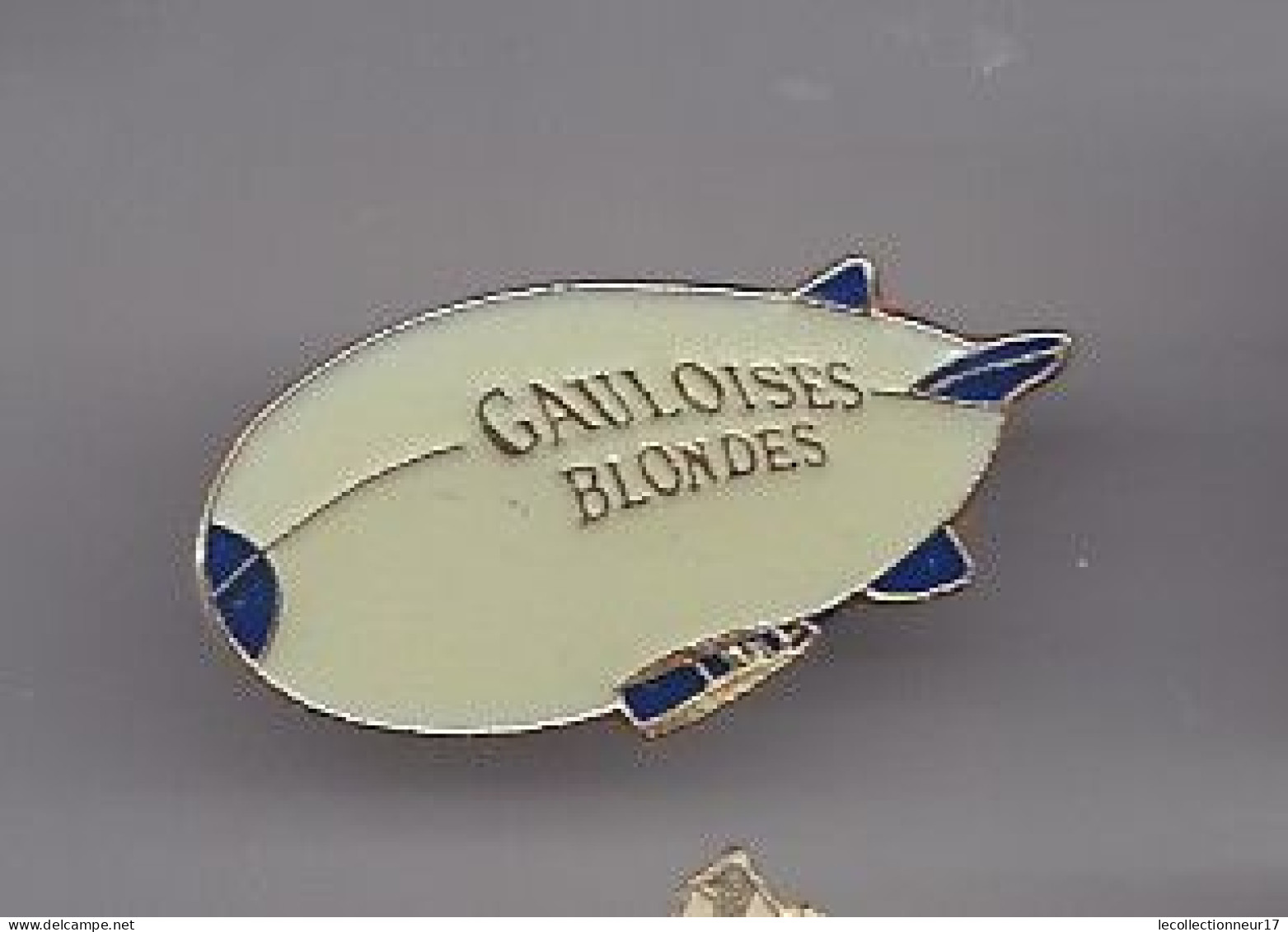 Pin's  Gauloise Blondes Dirigeable Réf 2545 - Montgolfières