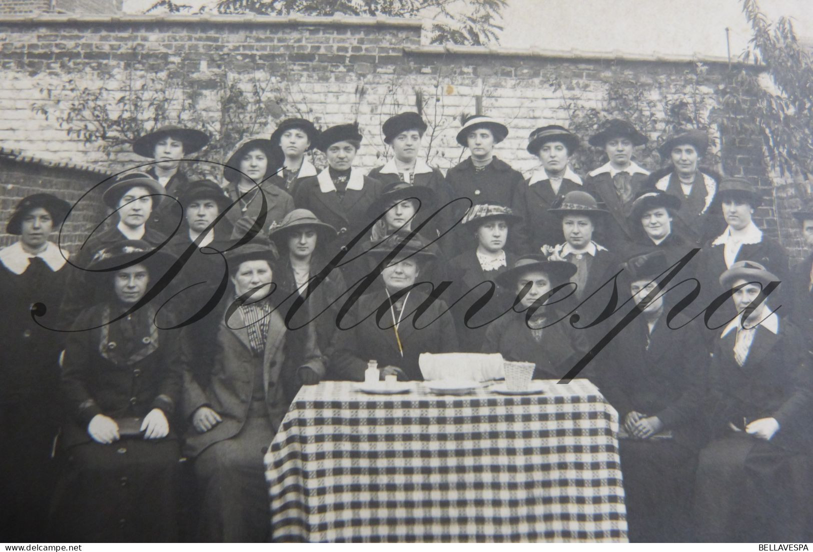 Foto Photo Huishoudschool 1915 Hoeden Chapeau Mode  1914-1918 - Photographie