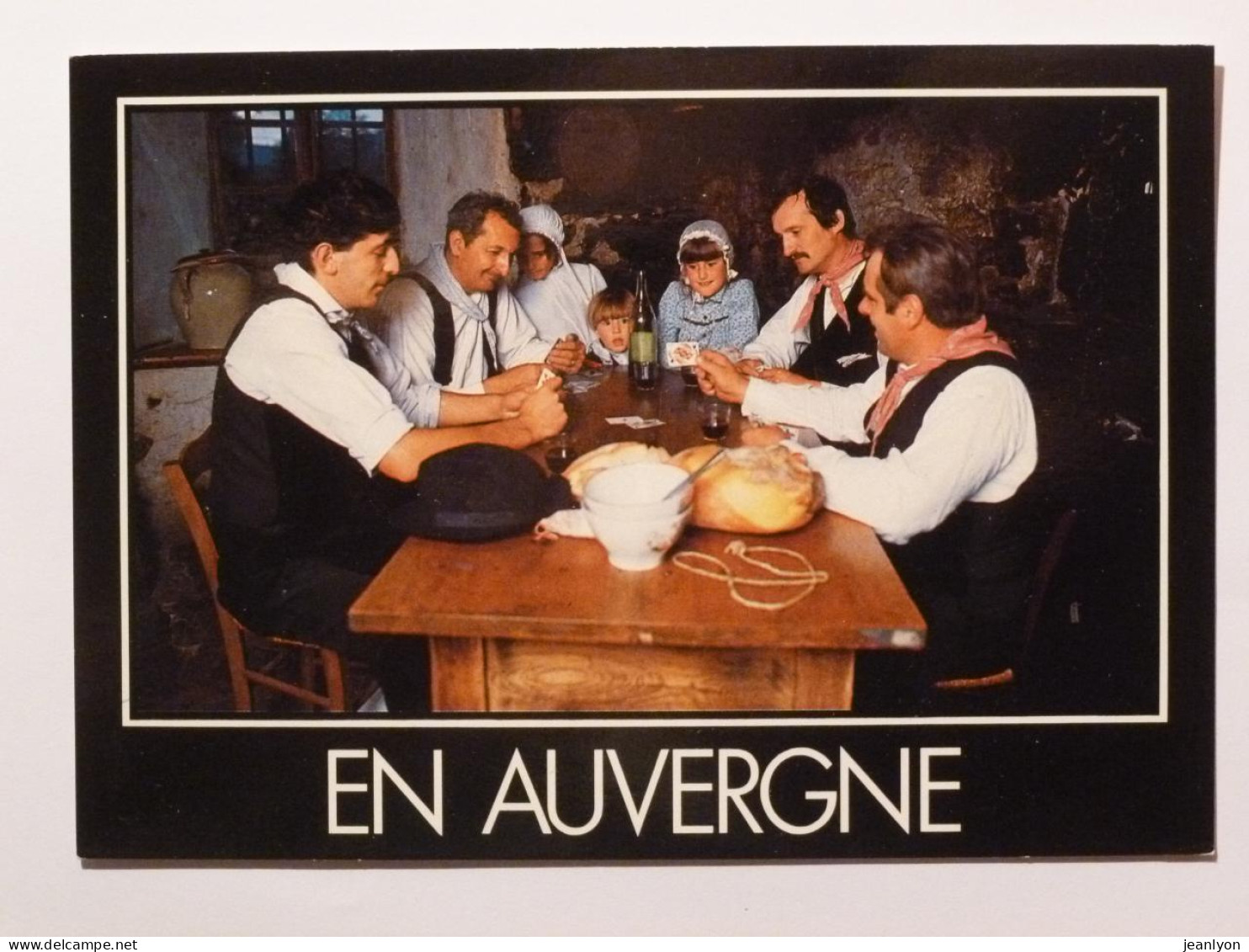 AUVERGNE - Partie De Cartes / Table Avec Bouteille De Vin - Cartes à Jouer