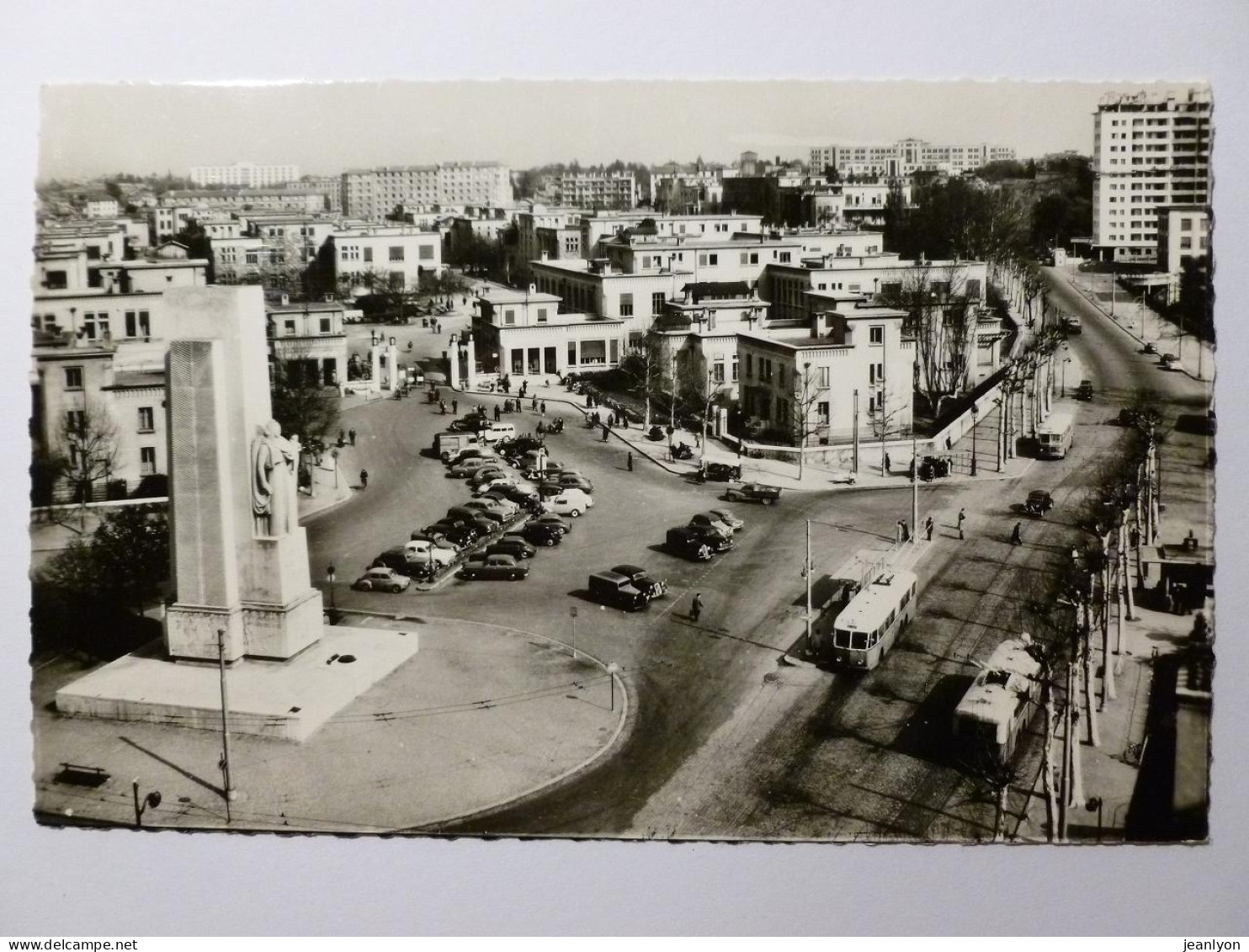 LYON (69/Rhône) - Hôpital Edouard Herriot, Bus / Trolleybus , Voitures Stationnées - Lyon 8