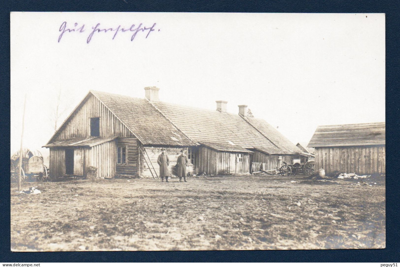 Carte-photo. Soldats Allemands Dans Un Village Occupé ( Pays  De L'est). 1917 - Oorlog 1914-18